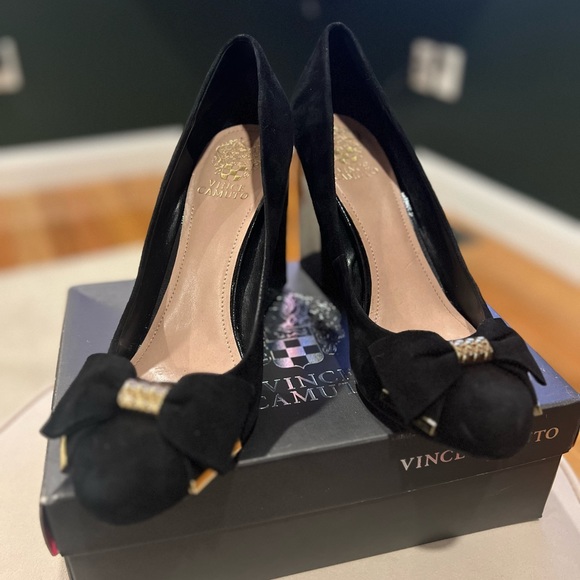 Vince Camuto Black Verona Suede and Patent Heels - Picture 3 of 6